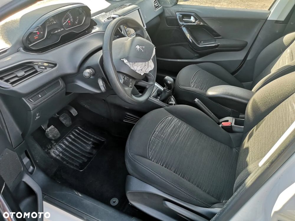 Peugeot 208 - 15