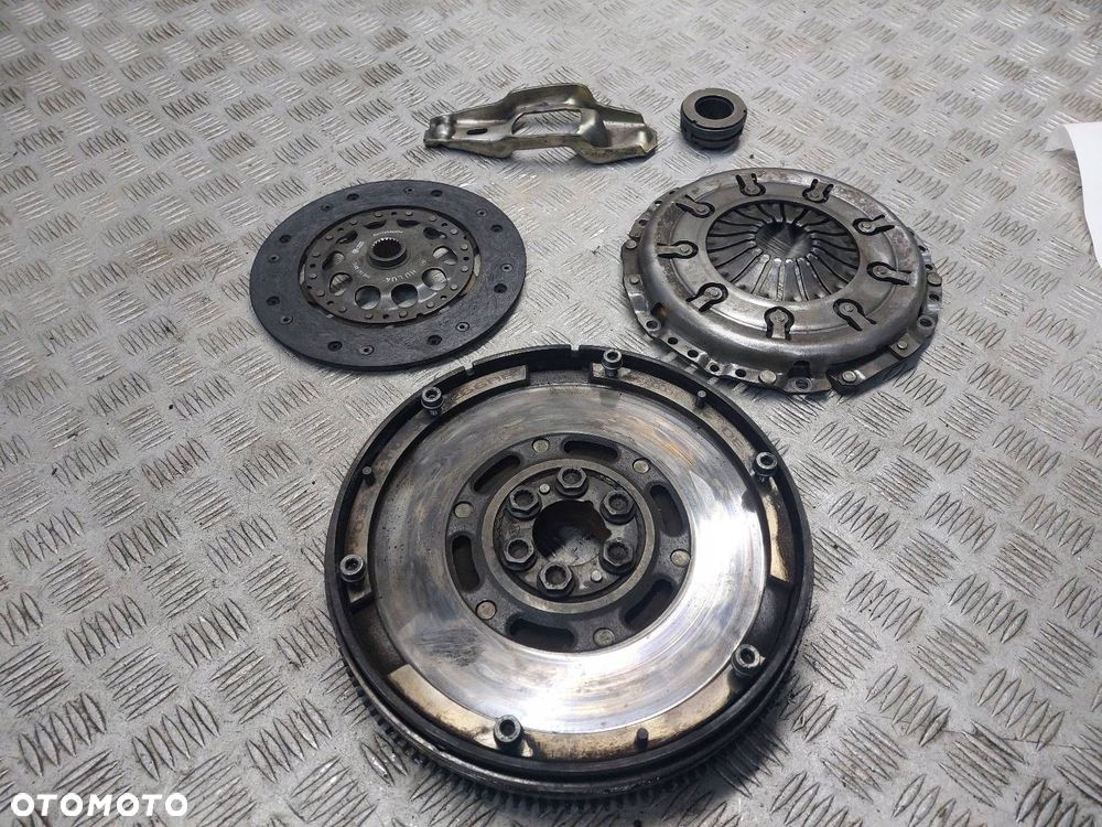 KOŁO DWUMASOWE + TARCZA + DOCISK + ŁOŻYSKO OPOROWE AUDI A4 B5 1.9 TDI - 1