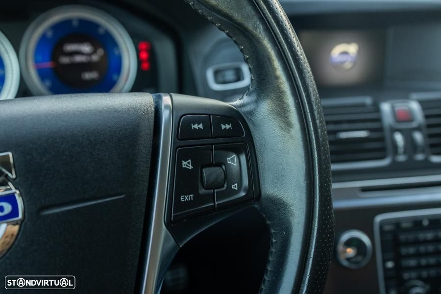 Volvo XC 60 2.0 D3 Drive R-Design 85 Anos Start/Stop - 37