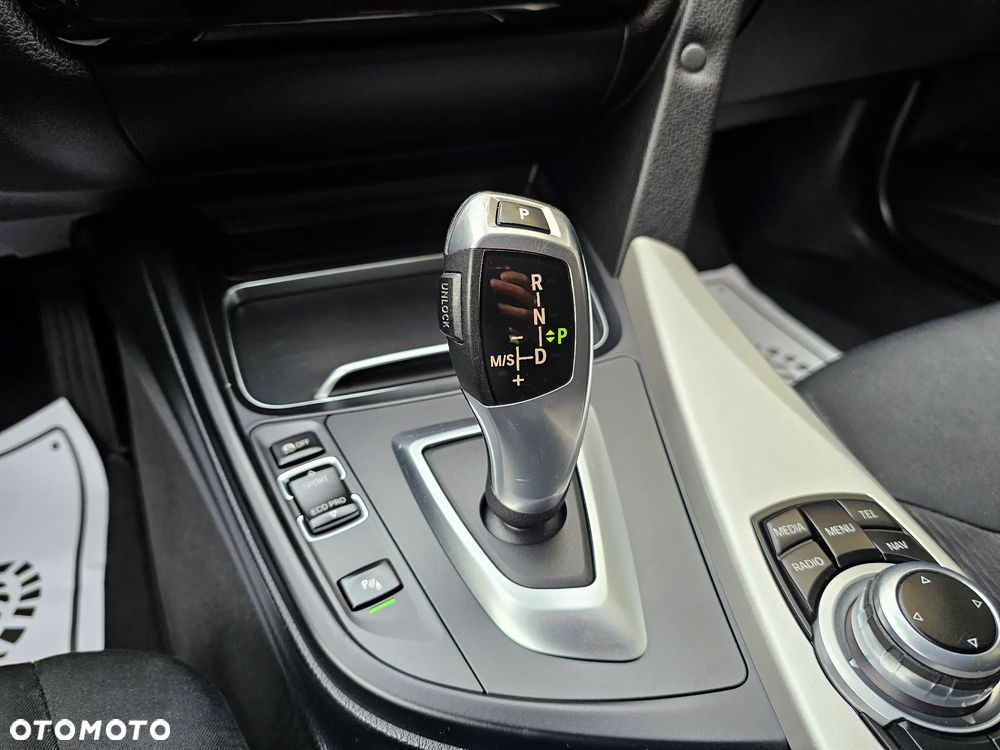 BMW Seria 3 318d Touring Sport Line - 35
