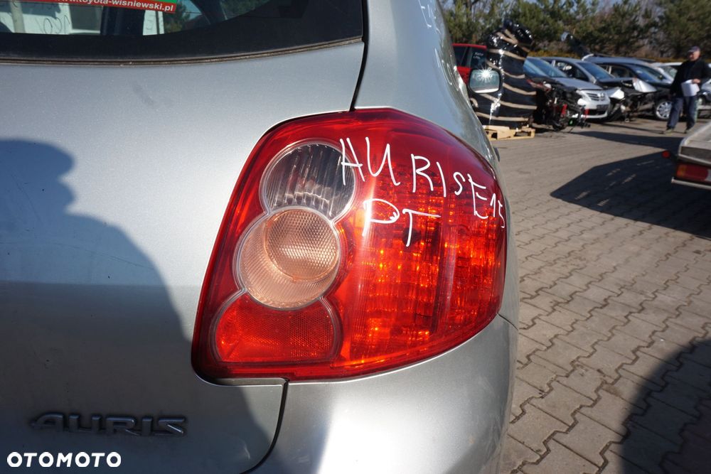 LAMPA TYLNA PRAWA AURIS E15 I 5D HB  TOYOTA 2006-2009 - 2