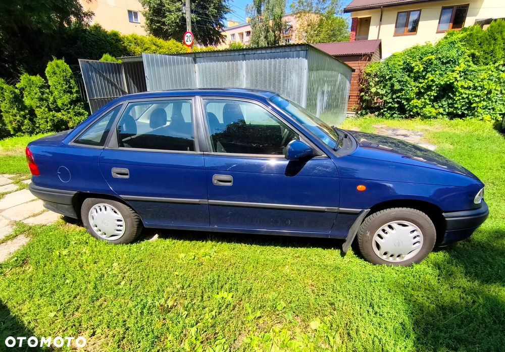 Opel Astra 1.6 - 9