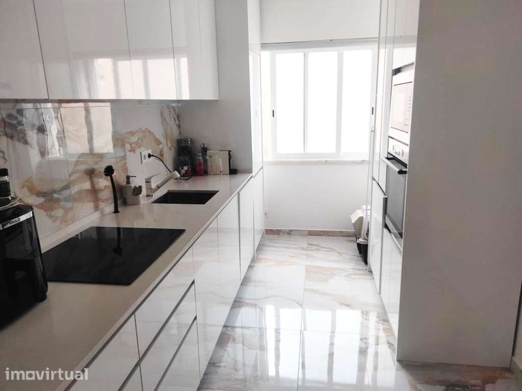 T2 totalmente remodelado no centro do Casal São Brás - Grande imagem: 3/24