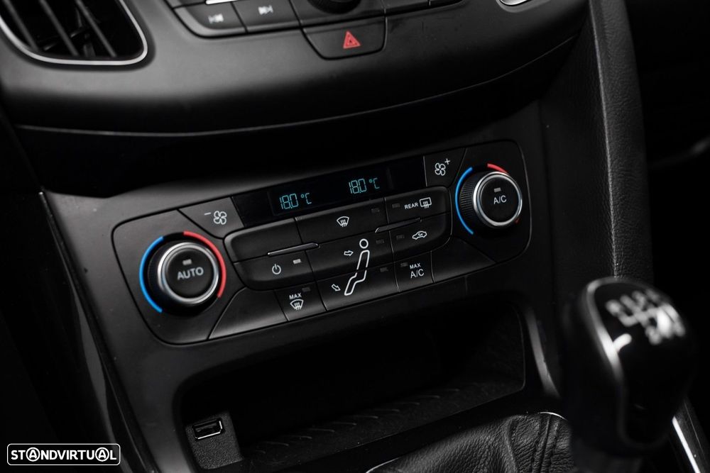 Ford Focus 1.0 EcoBoost S&S TITANIUM - 32