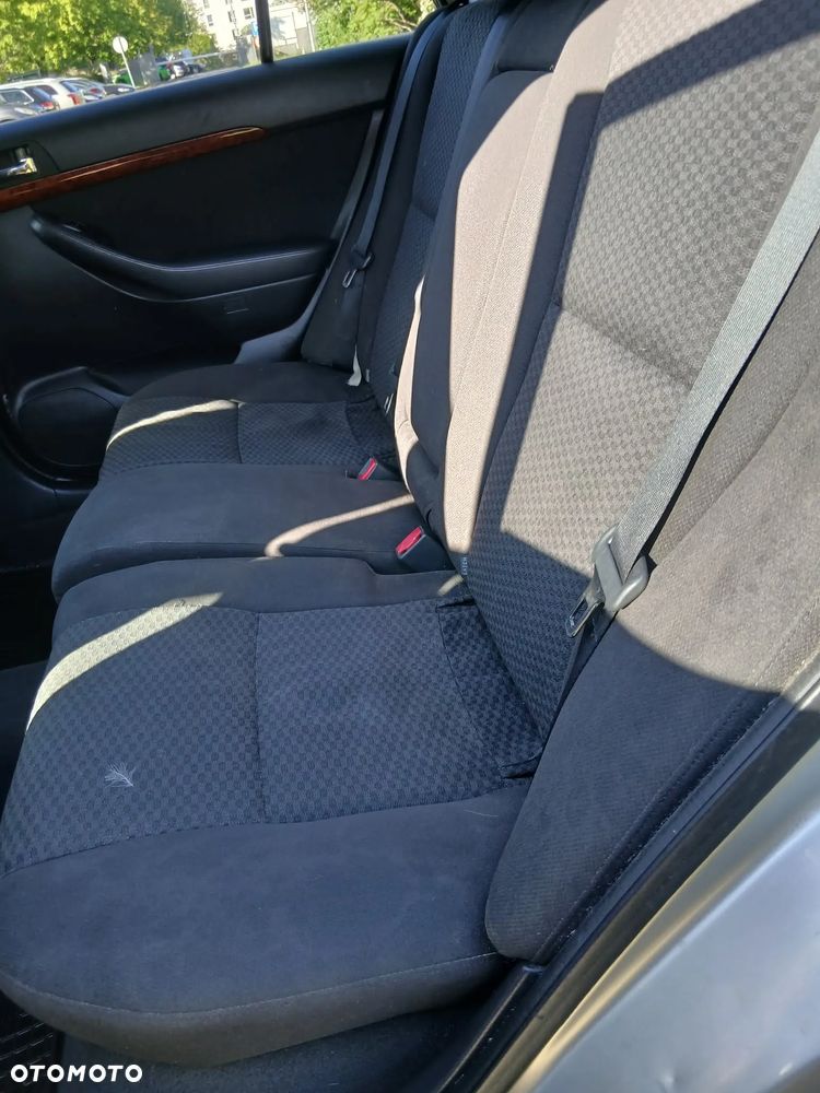 Toyota Avensis 2.0 D-4D Terra - 12