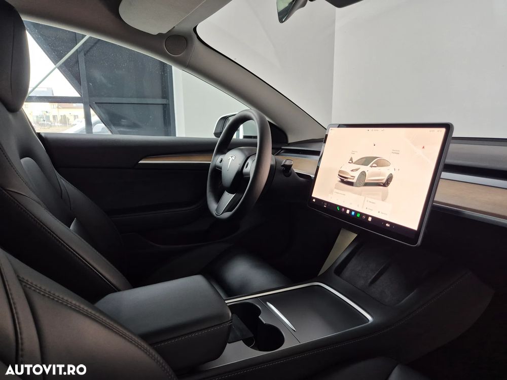 Tesla Model 3 - 8