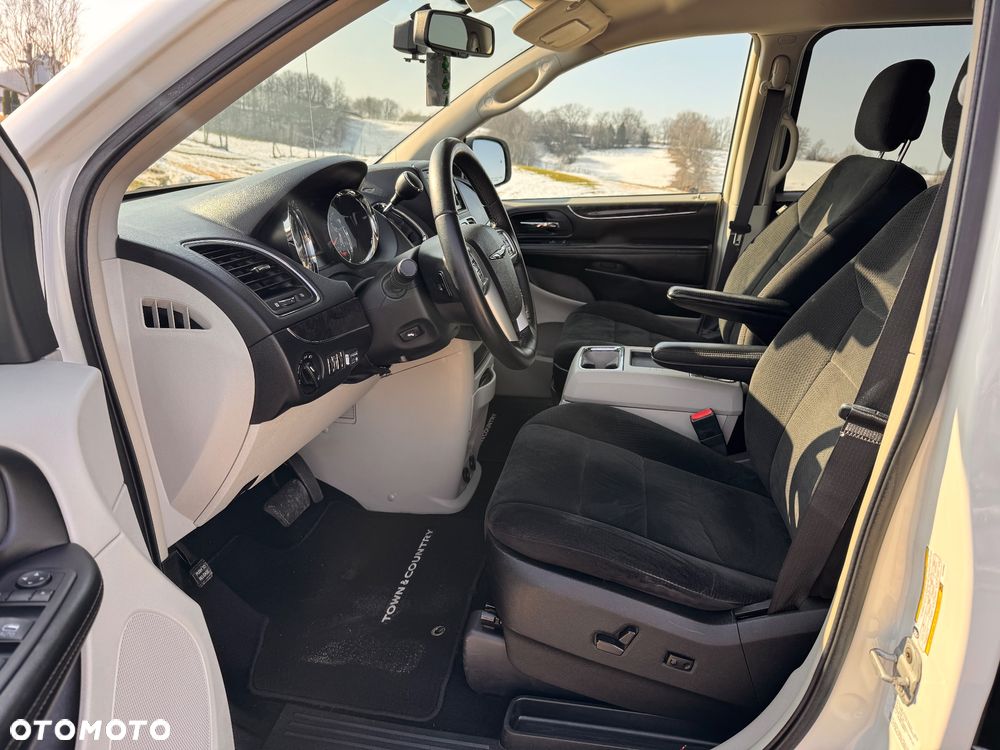 Chrysler Town & Country - 18