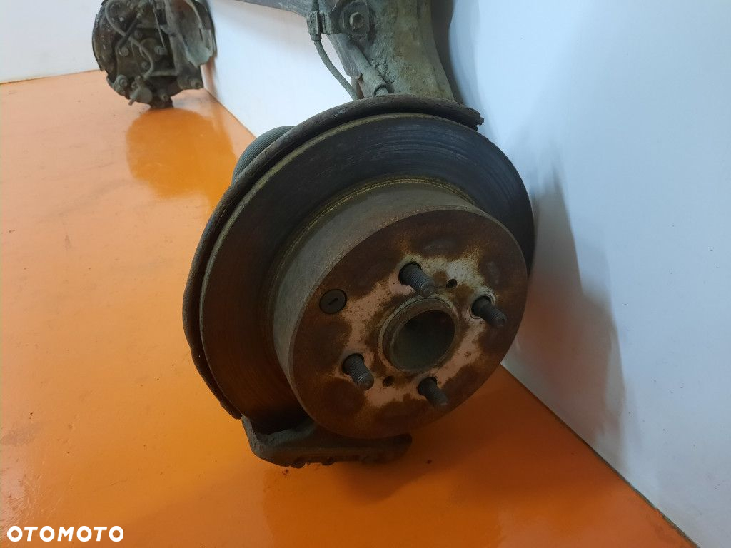 TOYOTA YARIS 1.0 KAT I 1 99-03 BELKA ZAWIESZENIA TYŁ TYLNA OŚ   1SZ - 8