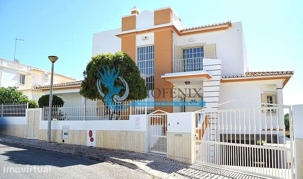EXCELENTE MORADIA COM 4 QUARTOS, VISTA MAR, AMPLA GARAGEM, PISCINA E A - Grande imagem: 4/33