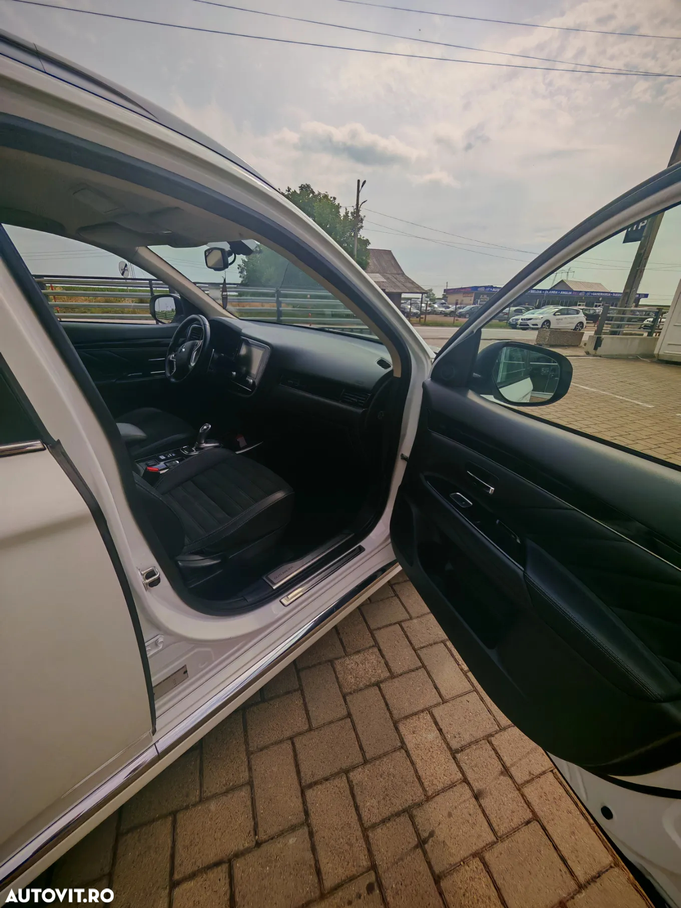 Mitsubishi Outlander PHEV 2.4 L 4X4 Intense - 24