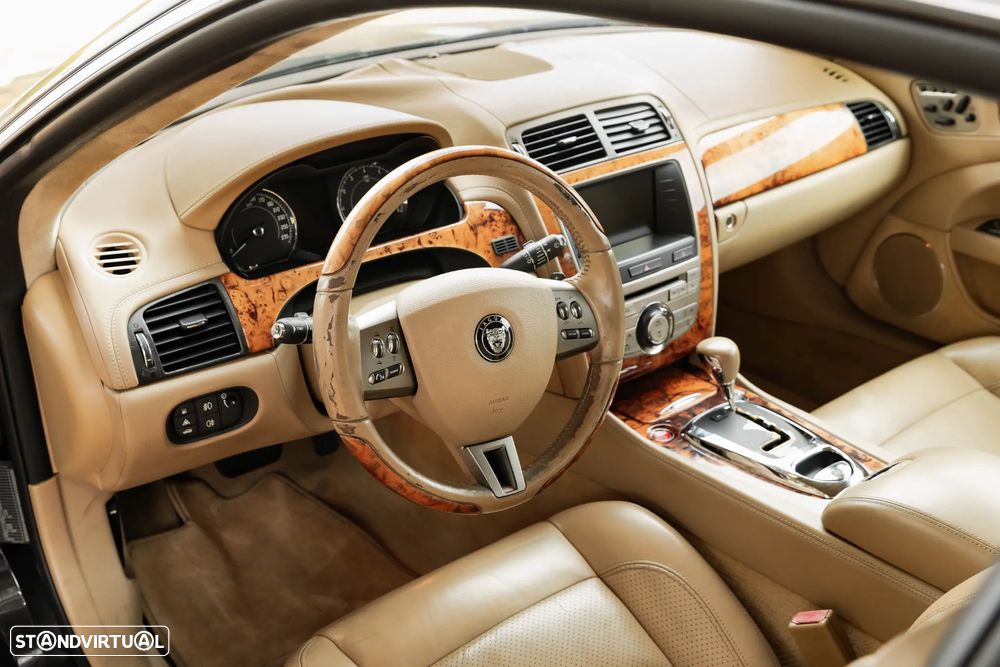 Jaguar XK XK8 Coupe - 16