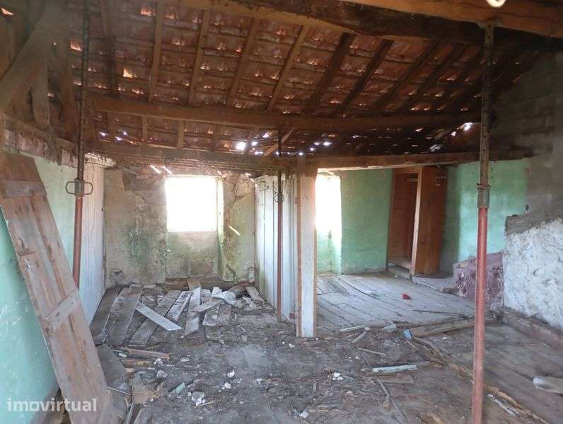 Casa em Pedra para Recuperar com água e luz - Grande imagem: 3/12