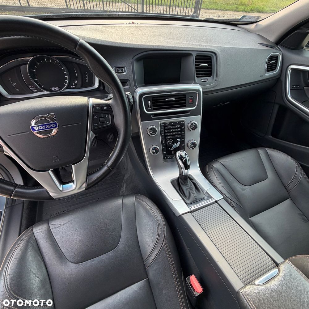 Volvo V60 Cross Country - 16
