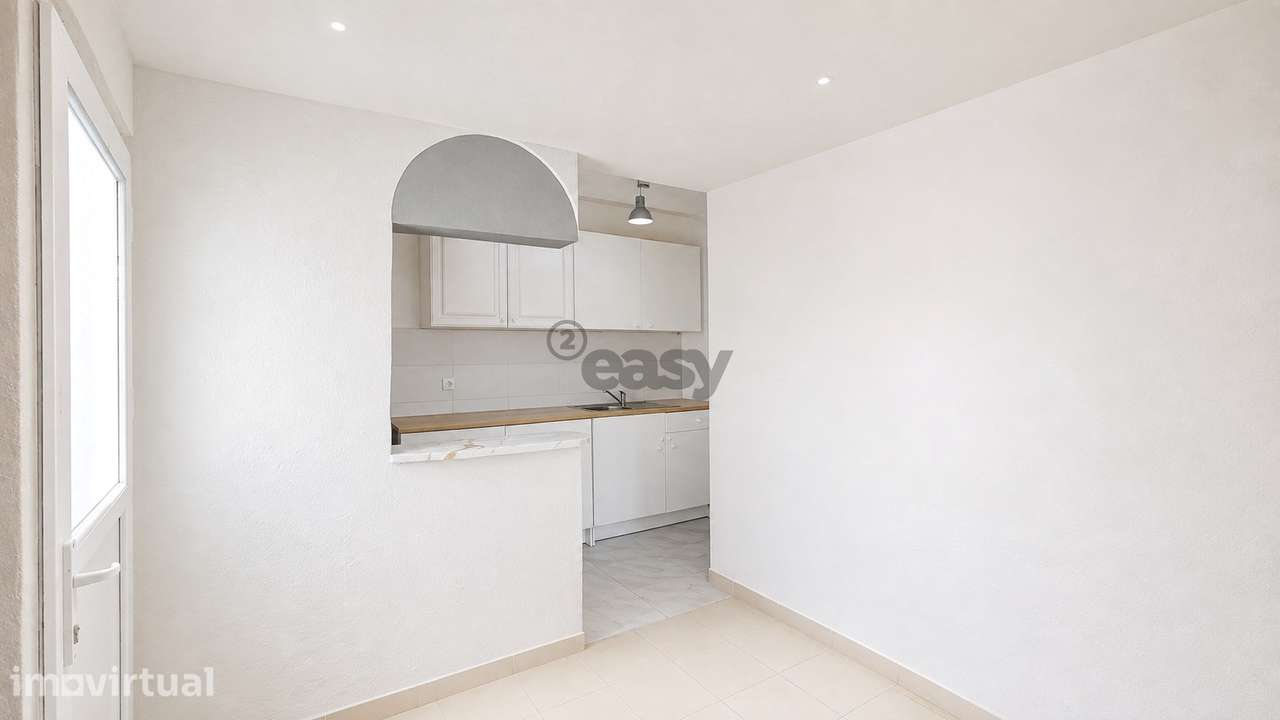 Moradia T1 com pátio para remodelação - Grande imagem: 2/15