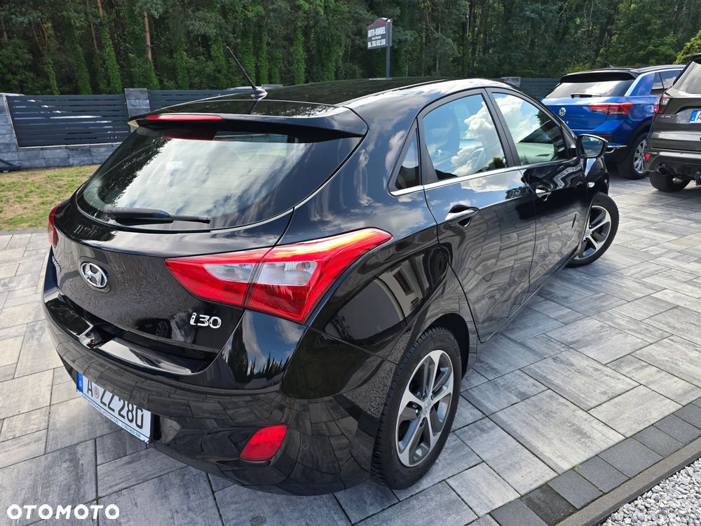 Hyundai i30 blue 1.4 Passion - 12