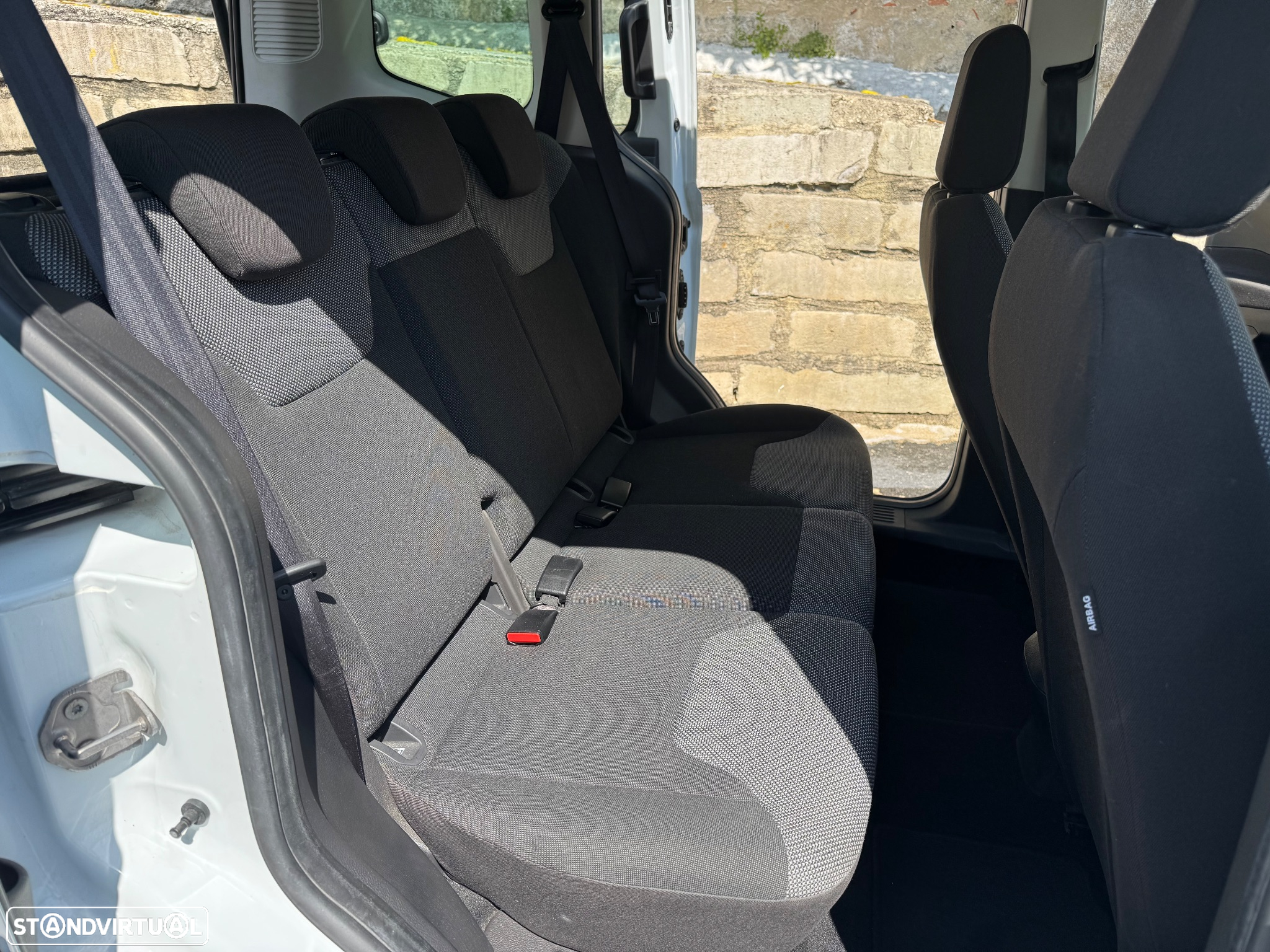 Ford Tourneo Courier 1.5 TDCi Ambiente - 22