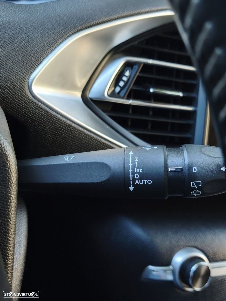Peugeot 308 1.2 PureTech Allure J17 — fotografia 30