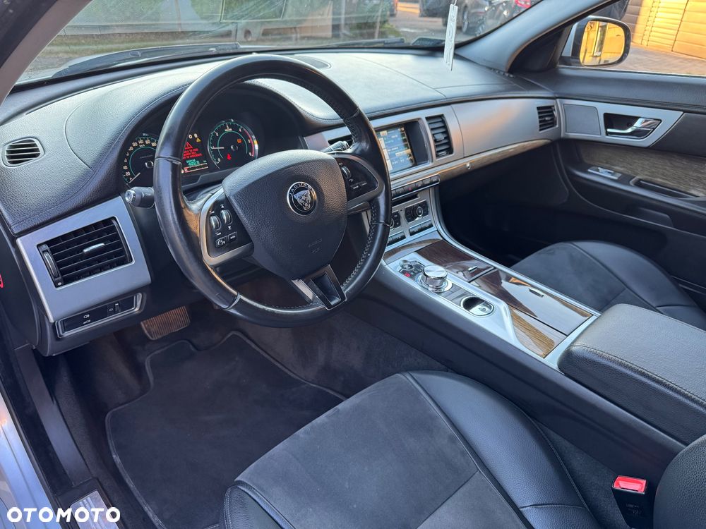 Jaguar XF 2.2 D Premium Luxury - 9