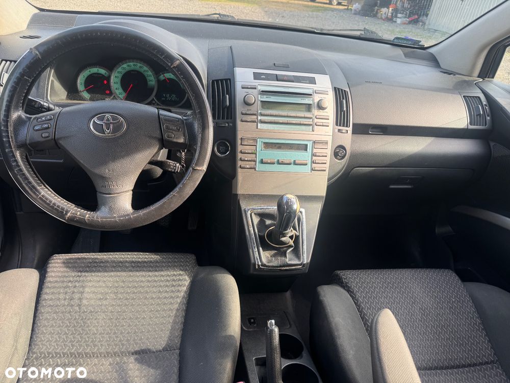 Toyota Corolla Verso 2.2 D-4D - 9