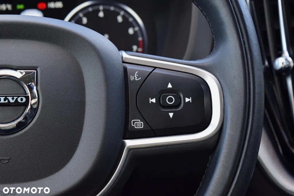 Volvo XC 60 T5 AWD Momentum Pro - 20