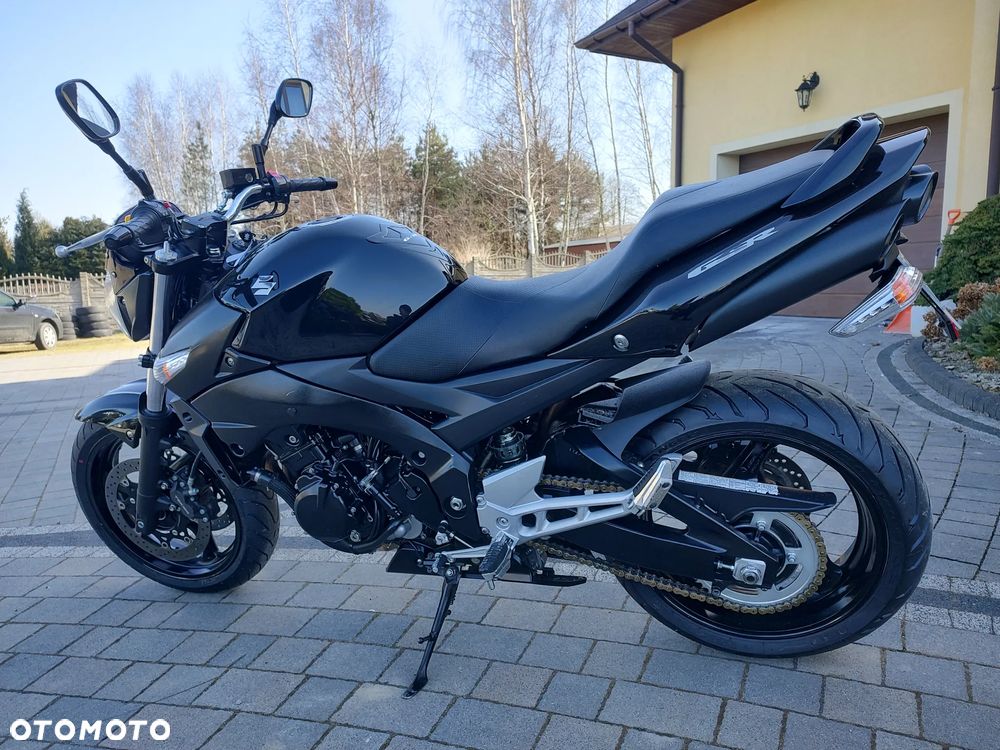 Suzuki GSR - 3