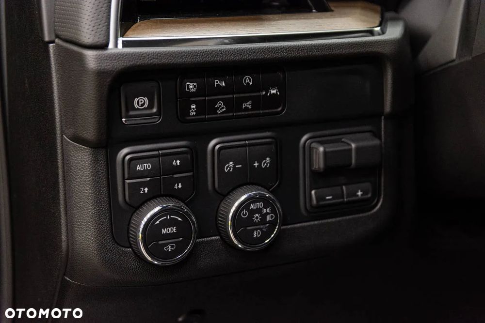 Chevrolet Suburban - 24