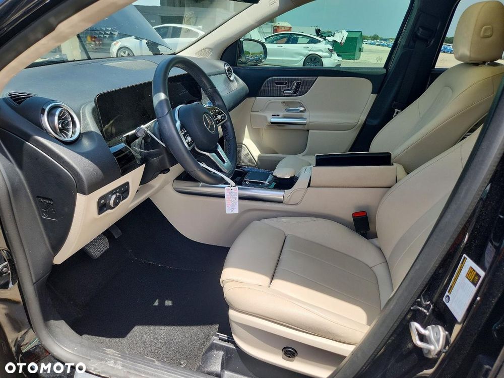 Mercedes-Benz GLA - 9