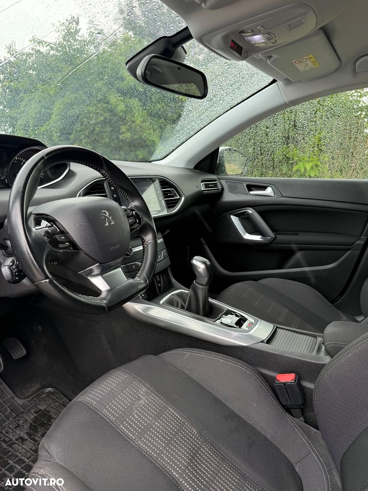 Peugeot 308 1.2 L PureTech Turbo S&S Allure - 18