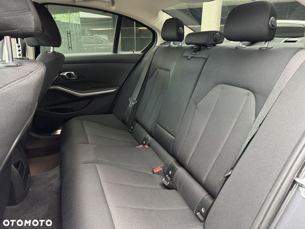 BMW Seria 3 318i - 15