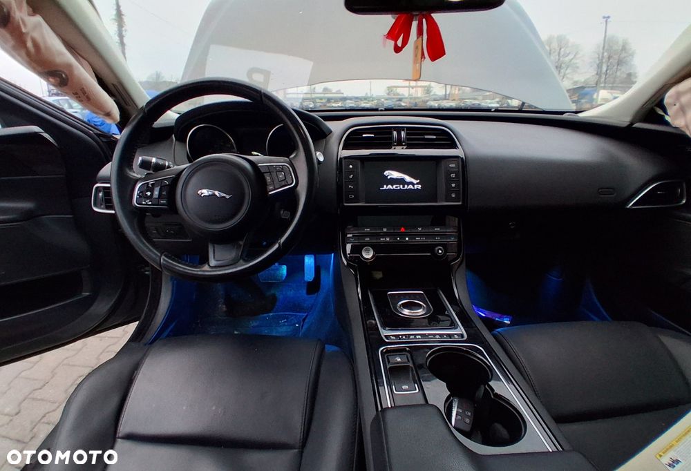 Jaguar XE 2.0 D Prestige - 14