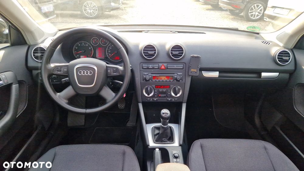 Audi A3 Sportback 1.6 FSI Attraction - 8