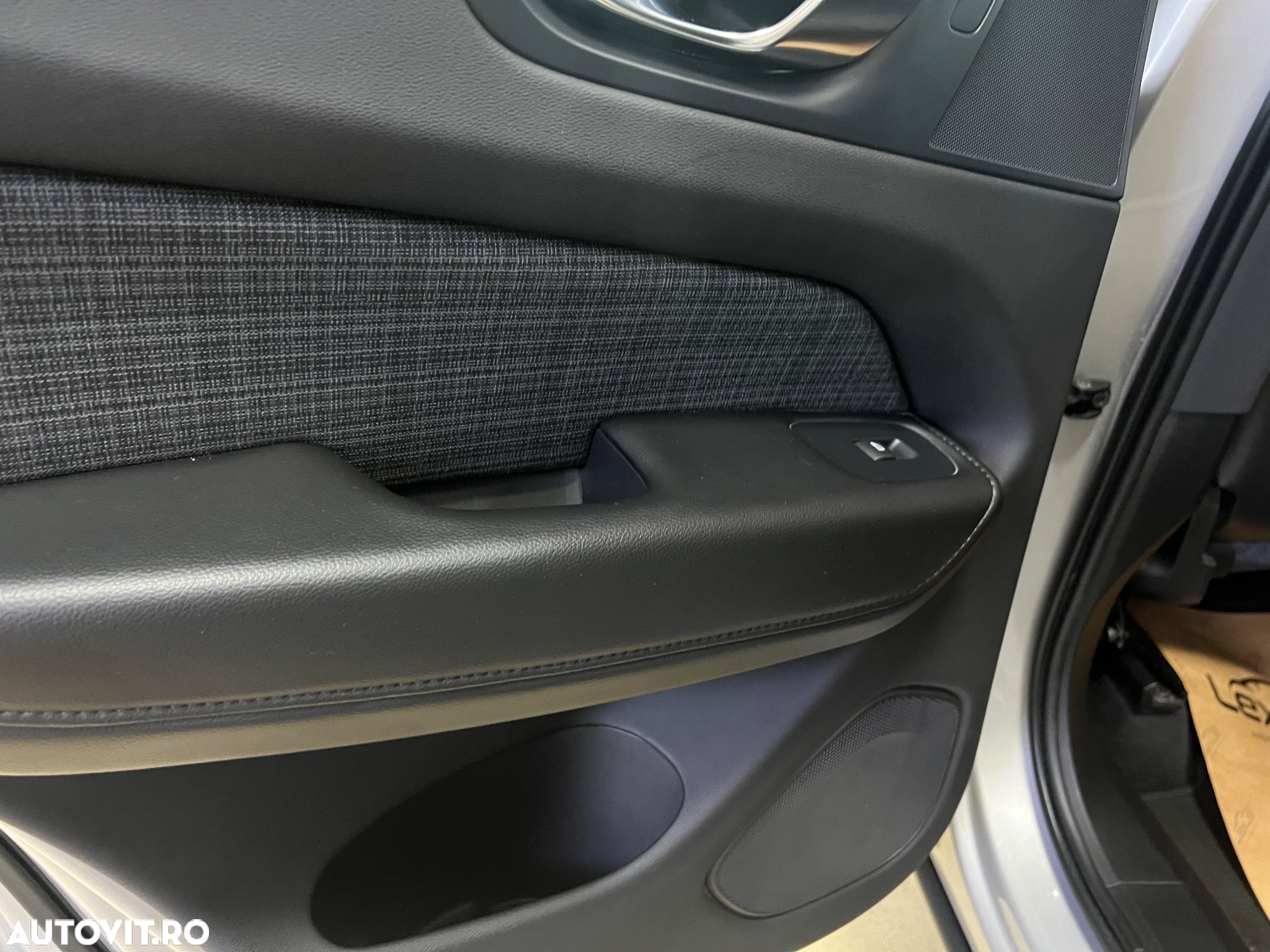 Volvo XC 60 B4 D AWD Geartronic Momentum Pro - 23