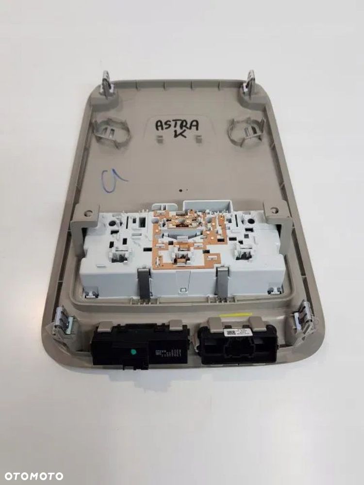 LAMPKA PODSUFITKI OŚWIETLENIE KABIN OPEL ASTRA K V - 3