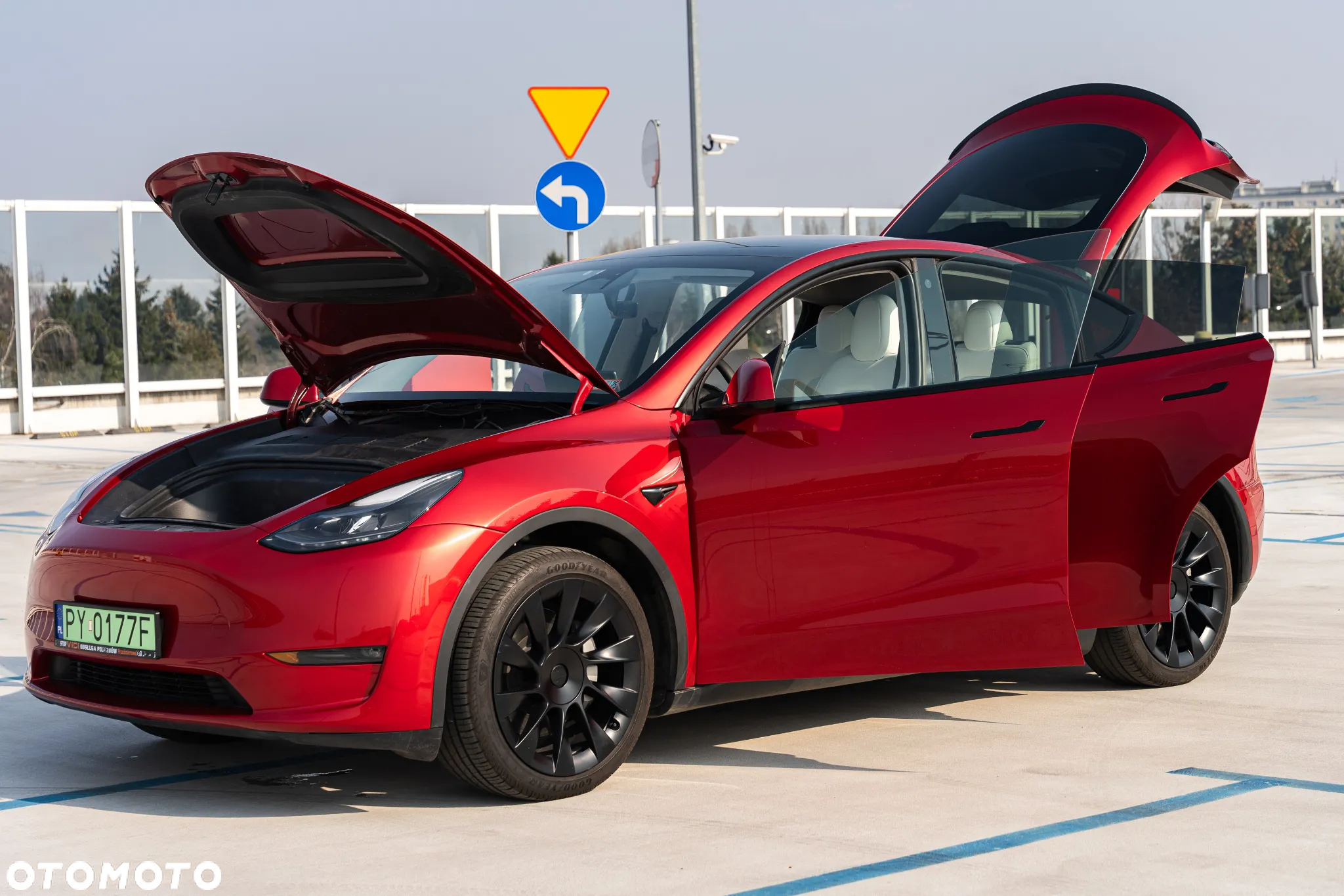 Tesla Y 83.1kWh Long Range AWD - 33
