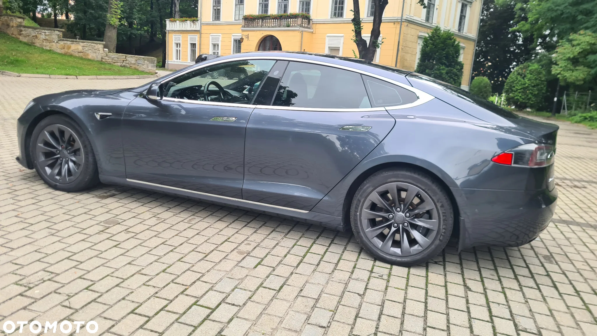 Tesla Model S - 12