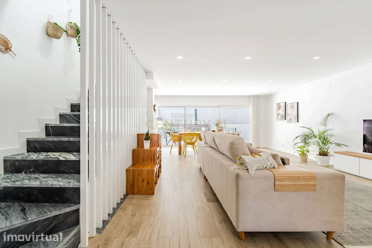 Moradia T3 Semi-Nova com Jardim Privativo e Garagem para 2 Viaturas na - Grande imagem: 5/44