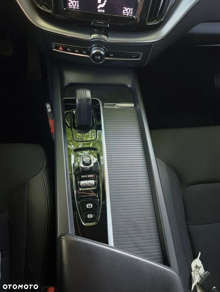 Volvo XC 60 B4 B Geartronic Momentum Pro - 24