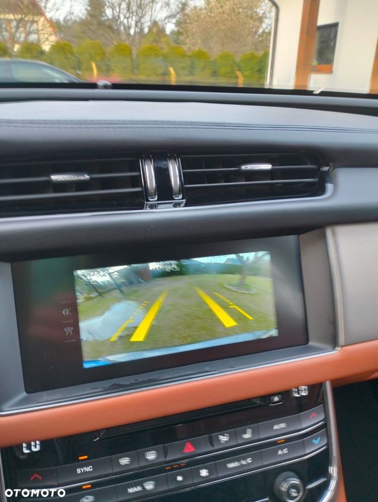 Jaguar XF 20d Portfolio - 9