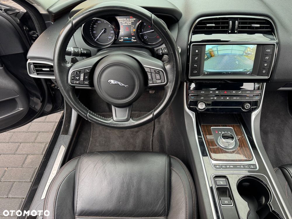 Jaguar XE 2.0 D Prestige - 33