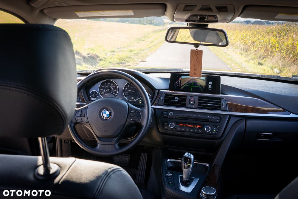 BMW Seria 3 320i - 9