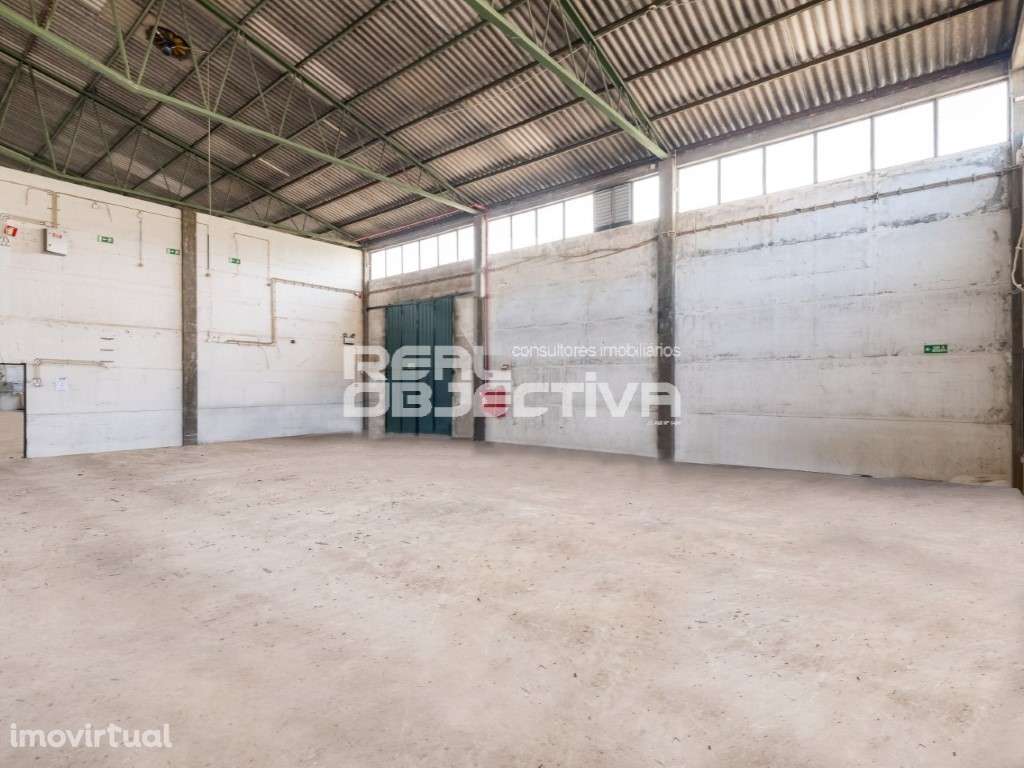 Armazém com amplo logradouro - Grande imagem: 5/13