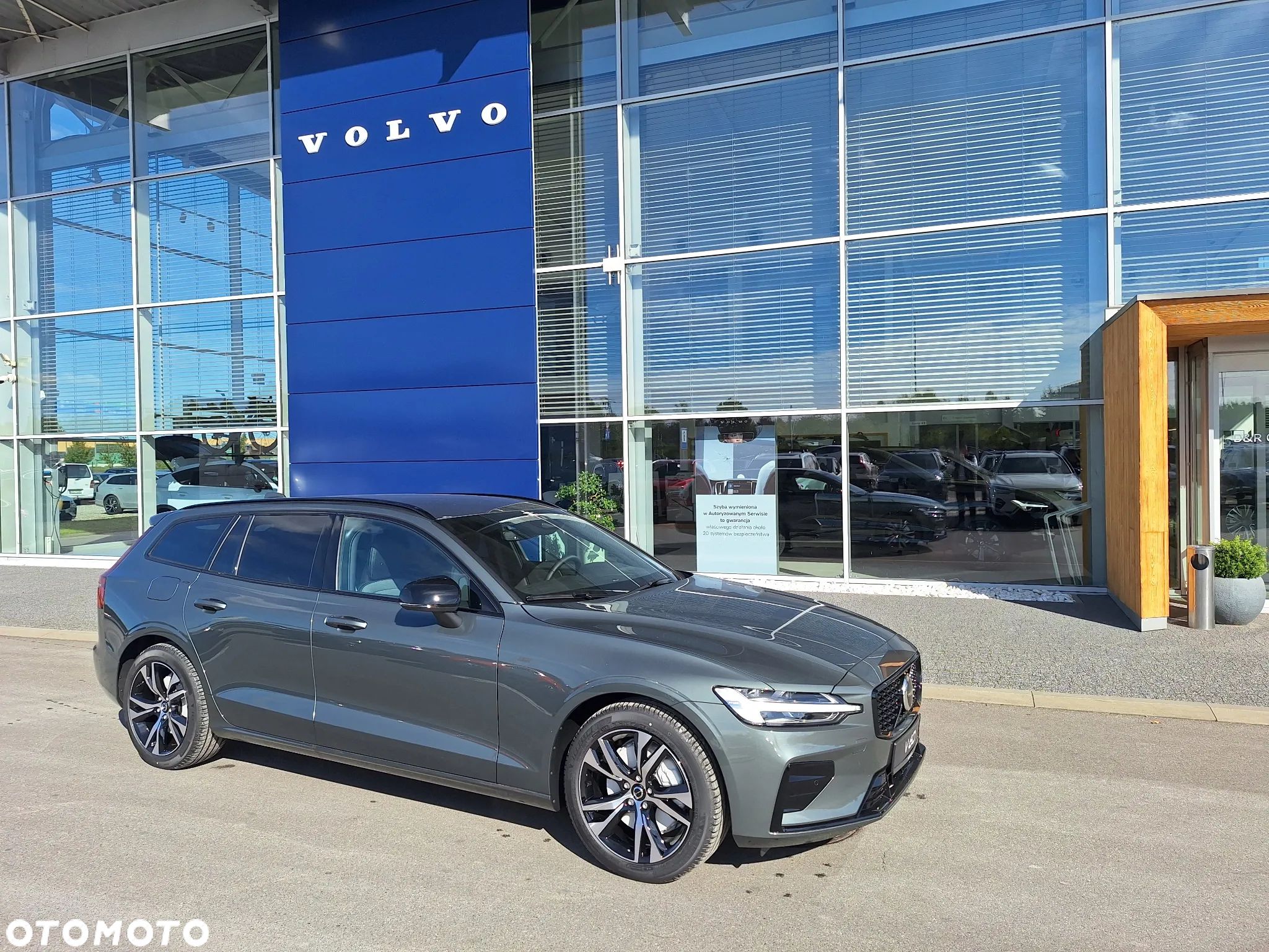 Volvo V60 B4 B Plus Dark - 1