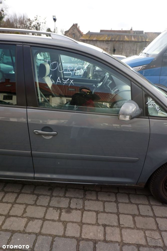 DRZWI PRZEDNIE PRAWE TOURAN I 1T LA7X  SZARY VOLKSWAGEN 2003-2006 - 1