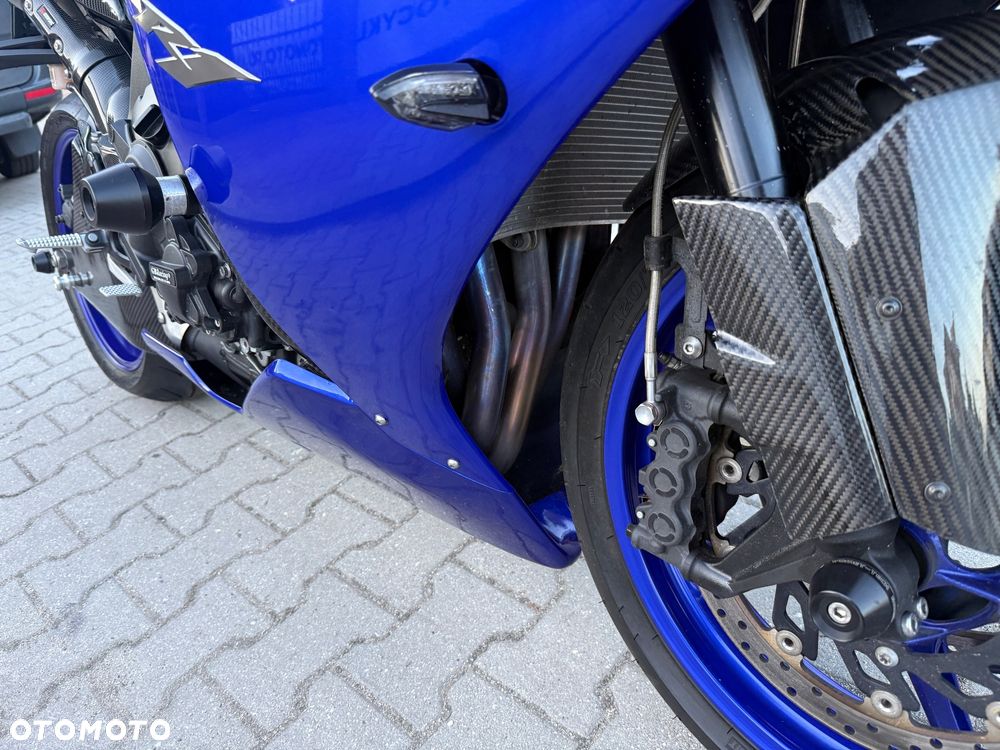 Yamaha R1 - 8