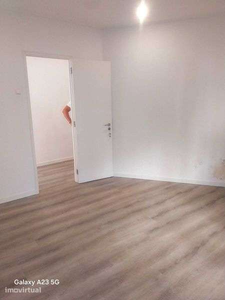 Arrenda-se T1 na Amadora com logradouro - Grande imagem: 5/12