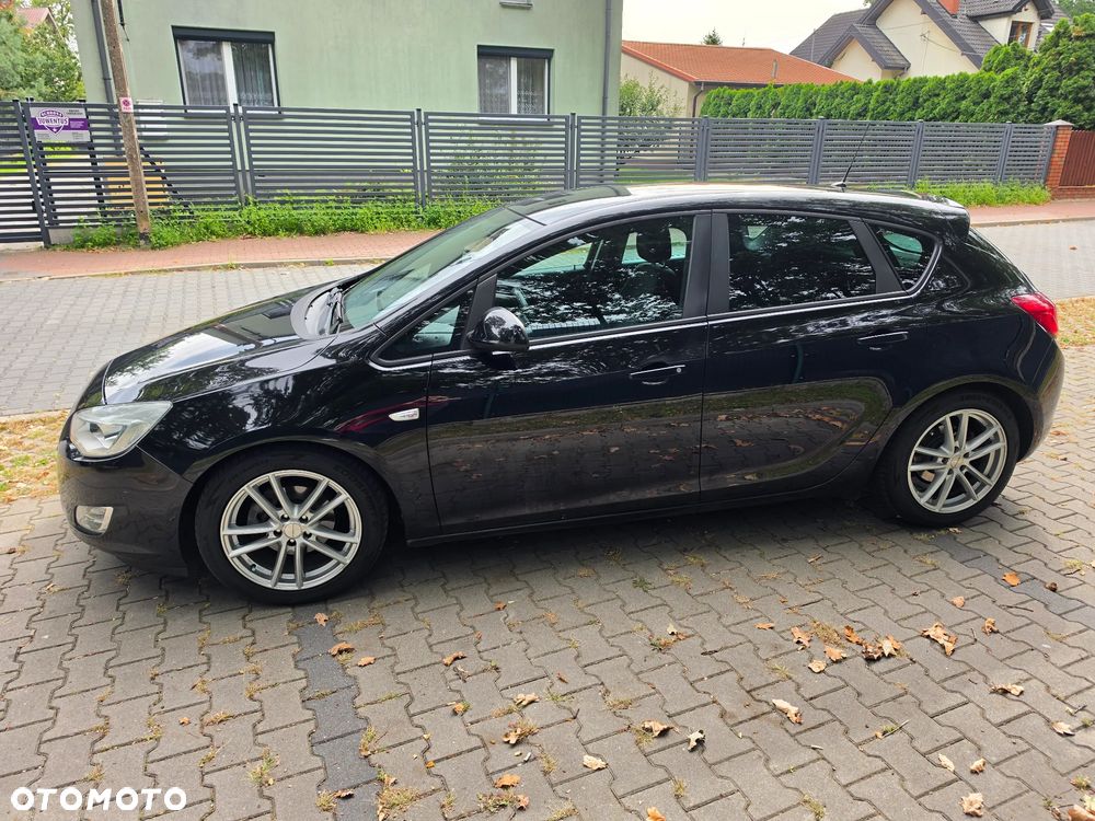 Opel Astra 2011 photo 4