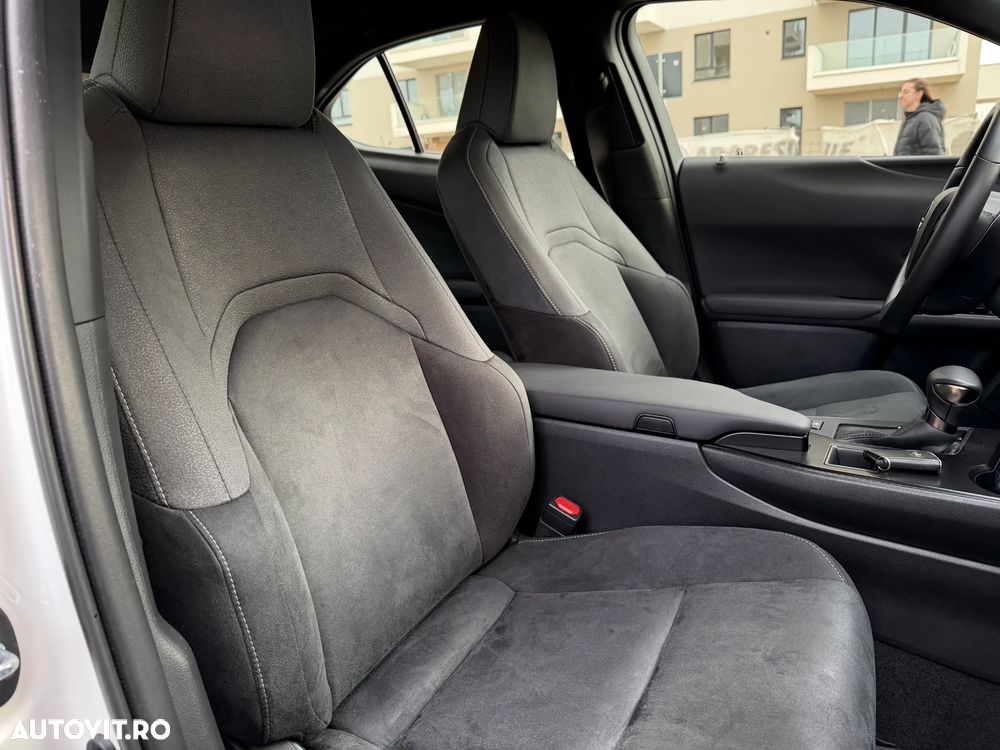 Lexus UX 250h FWD Business - 32