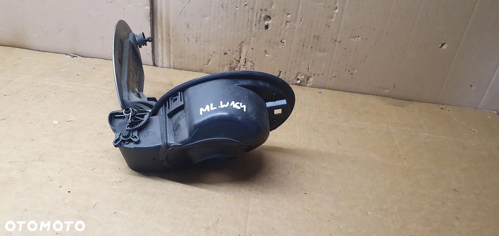 Klapka wlewu paliwa korek Mercedes ML W164 C723 A1646300267 - 4