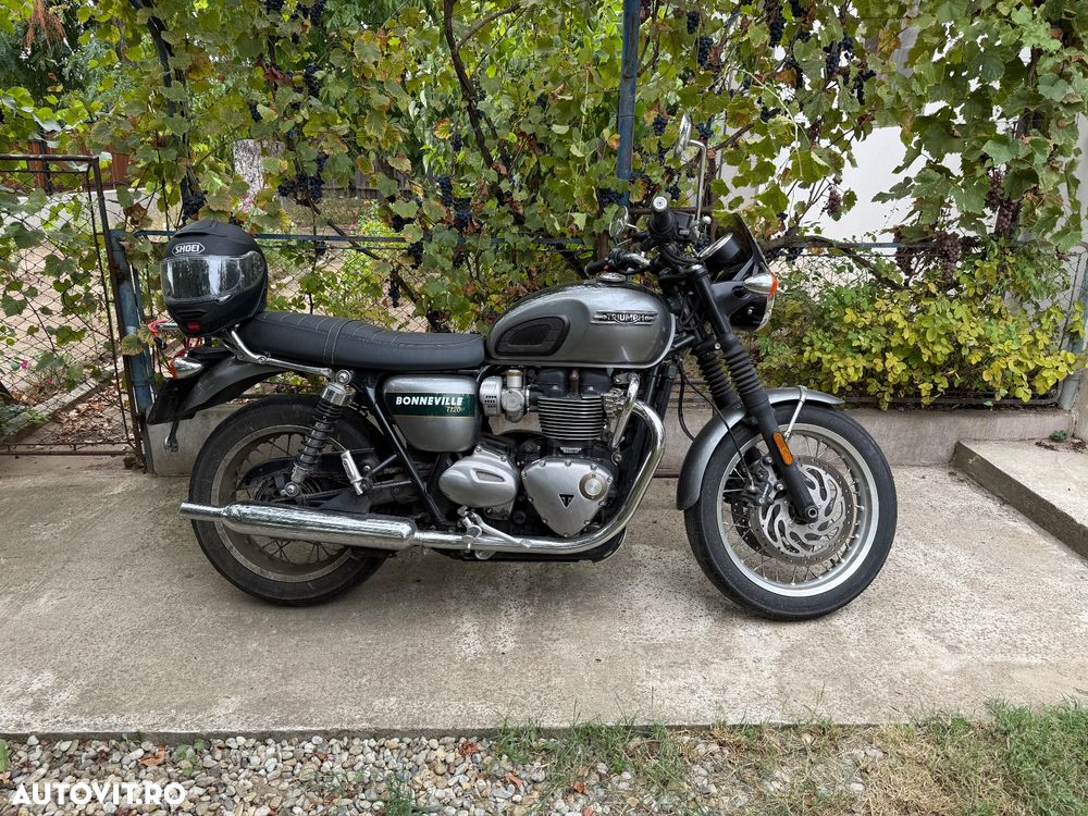 Triumph Bonneville Bobber - 6