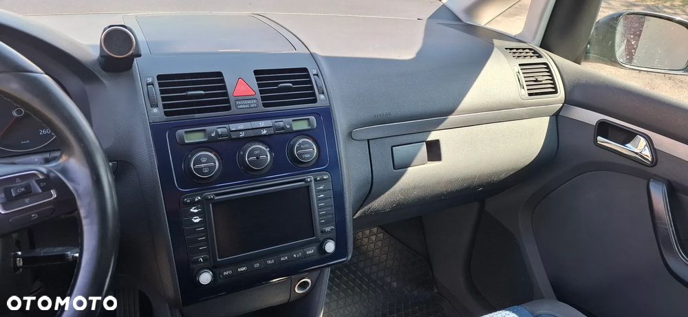 Volkswagen Touran 1.9 TDI Conceptline DSG - 15